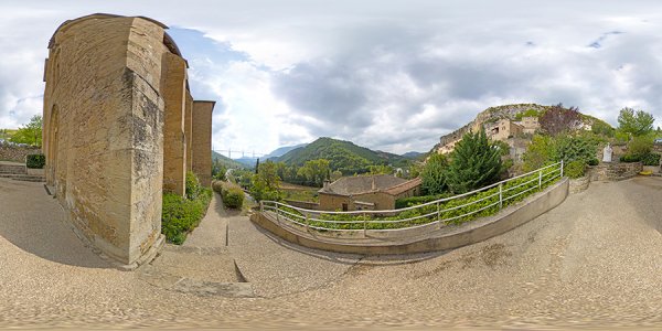 Village de Peyre et viaduc de Millau en Aveyron